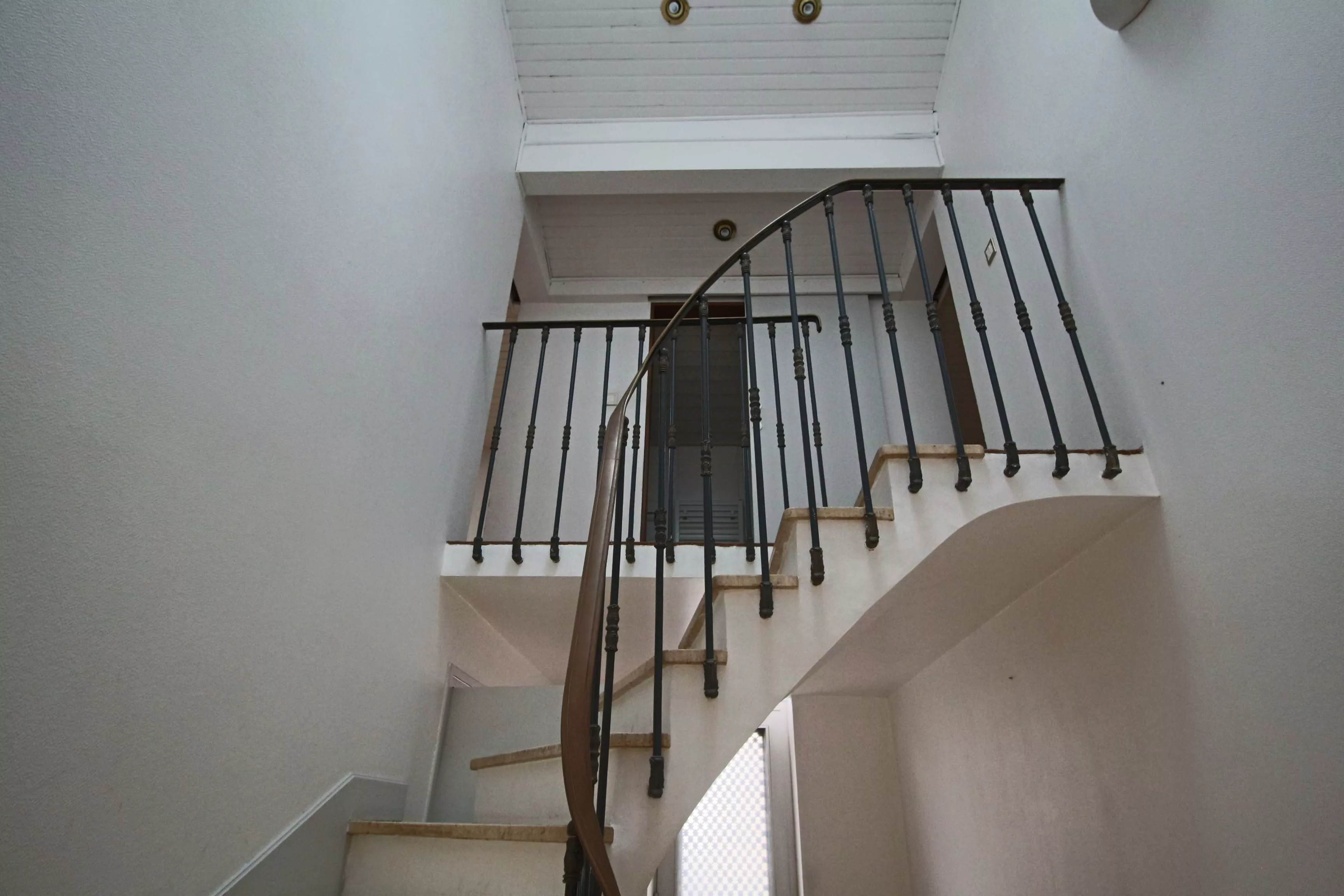 L'escalier central de l'échoppe bordeaux